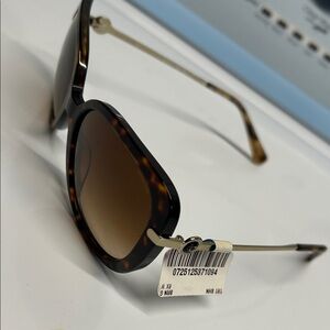 Elegant Tortoise Shell Sunglasses